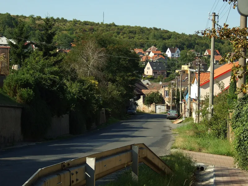 Libušín při pohledu od cesty na Kladno