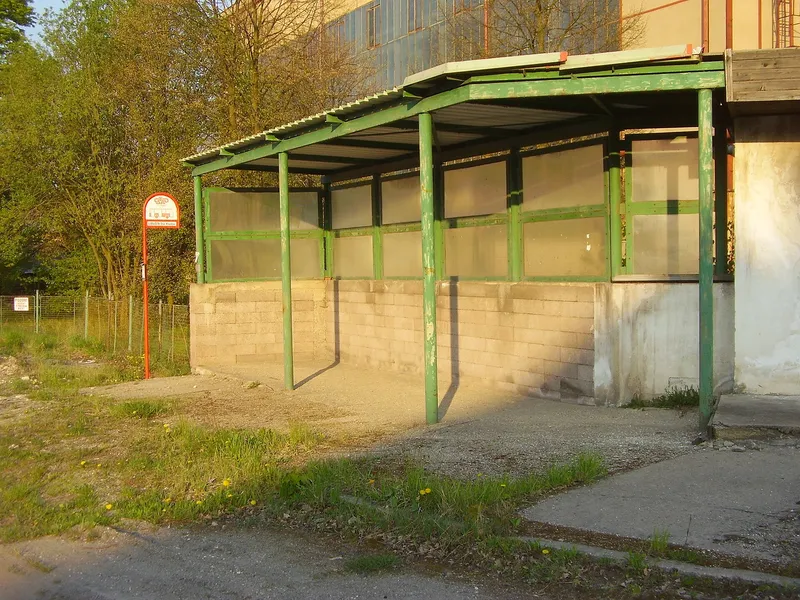 Autobusová zastávka u dolu Schöller v Libušíně