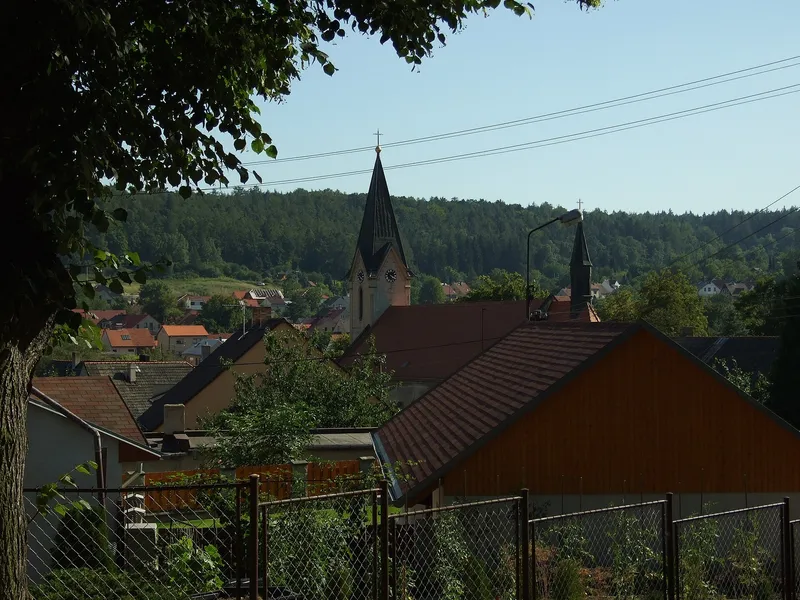 Libušín s kostelní věží