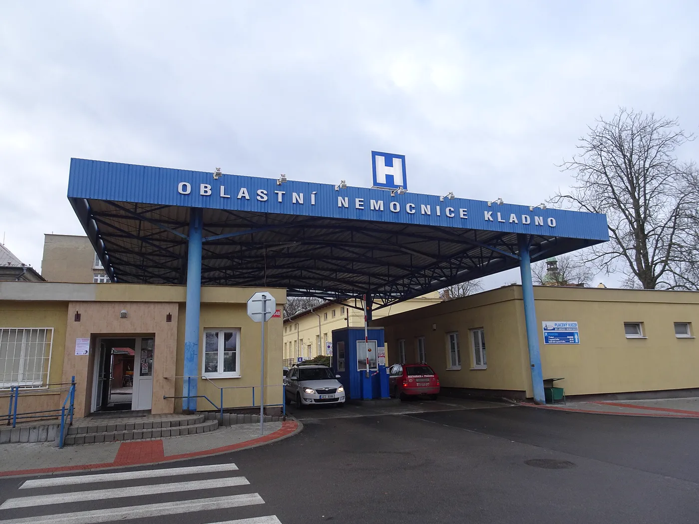 Hlavní vjezd Oblastní nemocnice Kladno